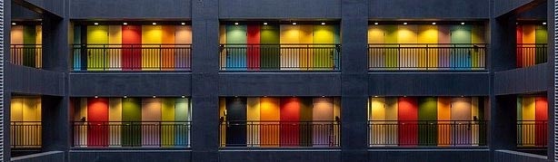 Bureau met laptop, thee en schrift